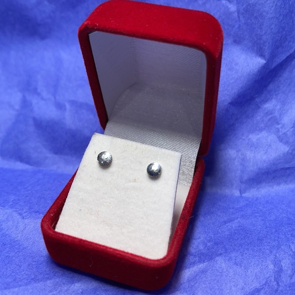 Omega crown 4mm stainless steel stud earrings - Picture 2 of 3